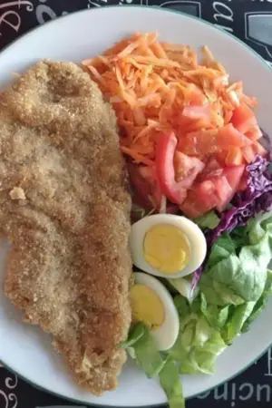 Mila de pollo con guarnición