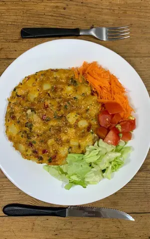 Tortilla de papa con ensalada