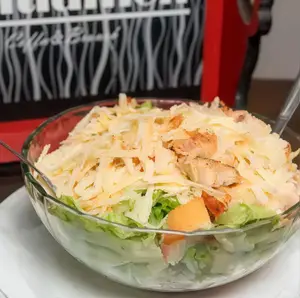Ensalada Caesar de pollo crispy
