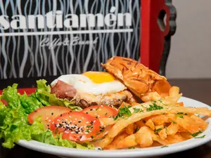Hamburguesa completa con papas fritas