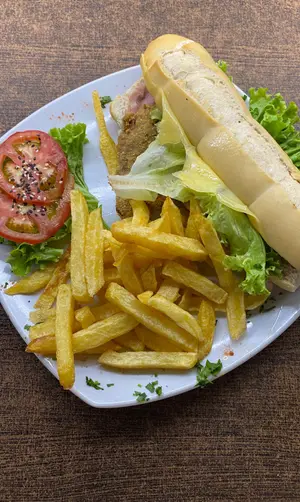 Sandw. De milanesa completo con papas fritas
