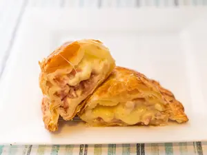 Empanada de jamón y queso