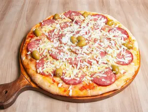 Pizza calabresa con huevo