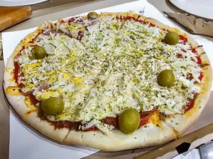 Pizza gigante con huevo