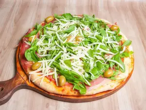 Pizza jamón crudo y rúcula