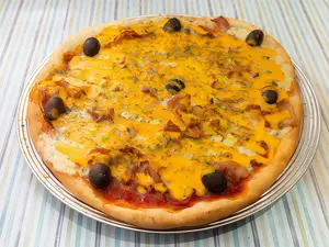 Pizza panceta y cheddar