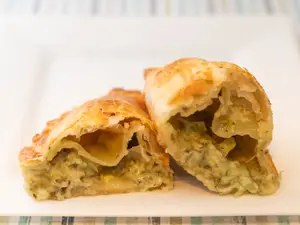 Empanda de cebolla y queso