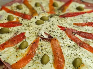 Pizza jamón y morrón