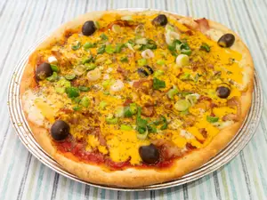 Pizza panceta verdeo y cheddar