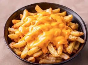 Papas fritas con cheddar