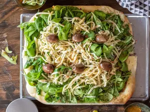 Pizza con rucula y provolone
