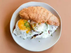 Egg n' bacon smash