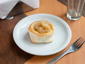 Canastita de cebolla caramelizada y muzzarella