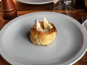 Canastita de queso brie y cebollas glaseadas