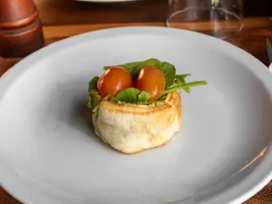 Canastita de rúcula y tomate cherry