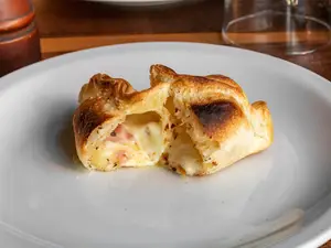 Empanada de jamón y queso