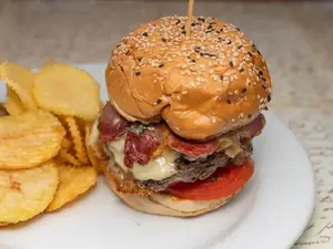 Hamburguesa con muzzarella y panceta