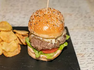 Hamburguesa De Cancha Con Papas Fritas