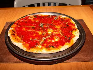 Pizza con anchoas y pomodoro con gremolata
