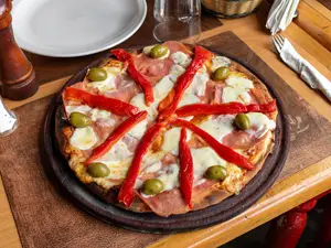 Pizza con jamón y morrón