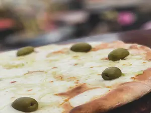 Pizza con provolone