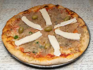 Pizza con queso brie y cebolla