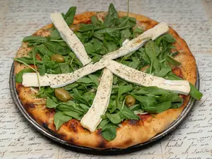 Pizza con queso brie y rúcula