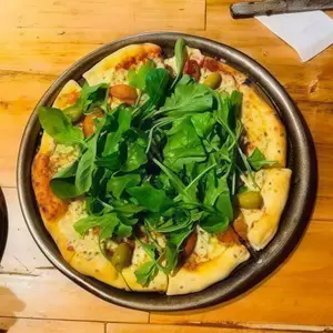 Pizza con rúcula y panceta