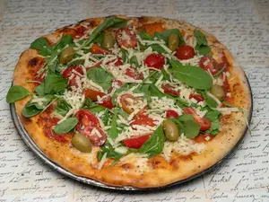Pizza con rúcula y tomates secos al horno