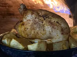 Pollo al horno de barro con papas