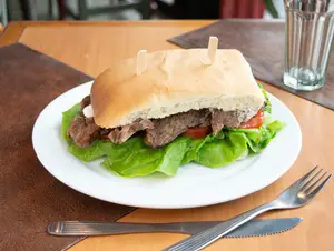 Sándwich de vacío con papas fritas
