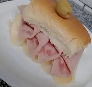 Pebete Jamon Y Queso