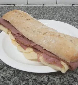 Sandwich de asadito y queso