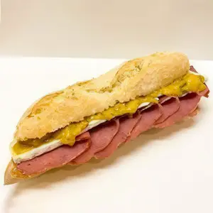 Sándwich de pastron y brie