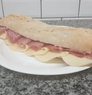 Sandwich De Salame Y Queso