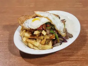 Lomo salteado a lo pobre