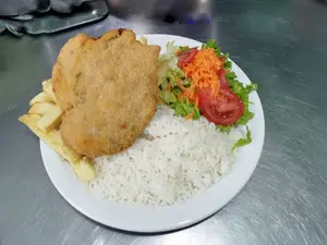 Milanesa+arroz+fritas+ensalada