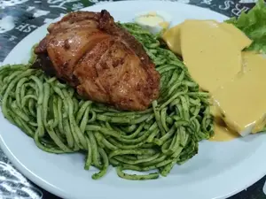 Tallarín verde con pollada y huancaina