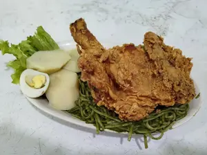 Tallarines verde con pollo broaster