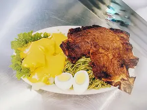 Tallarines verdes con bife