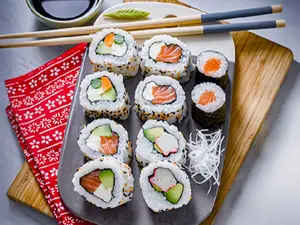 Sushi surtido (10 piezas) + cerveza corona