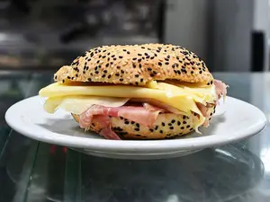 Baguel jamón y queso