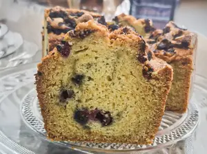 Budín con frutos rojos