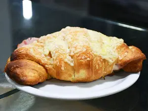 Croissant jamón y queso