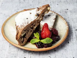 Postre brownie frutal