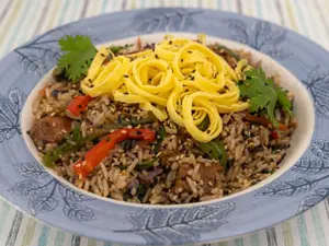 2 yakimeshi con pollo