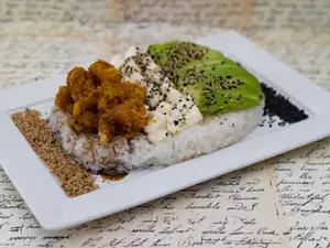 Langostinos sushi salad