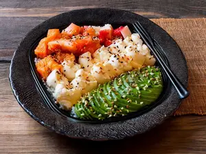 Mar mixto sushi salad