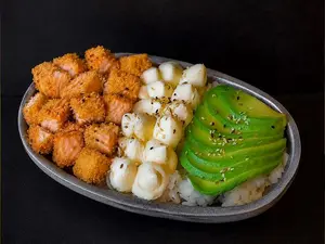 Salmón panko sushi salad