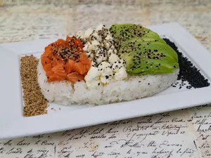 Salmón sushi salad